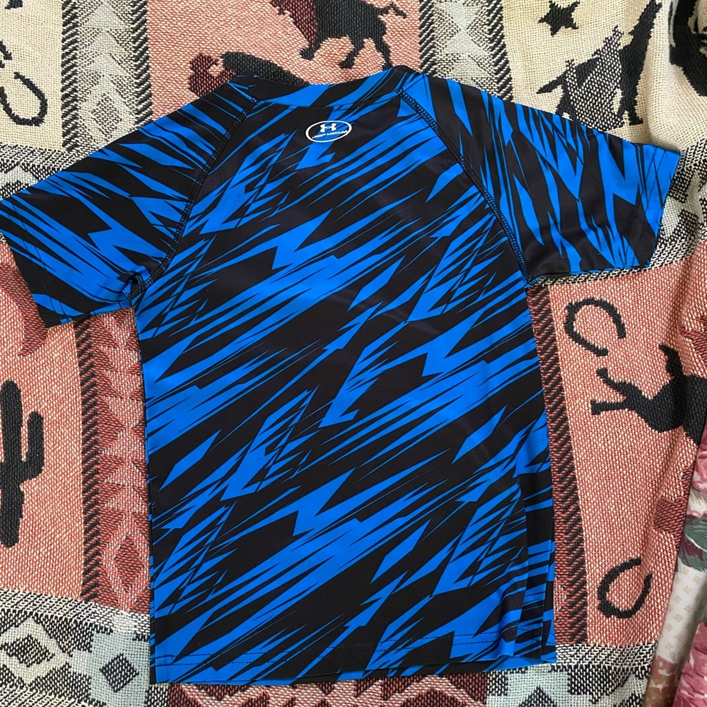 Under Armour Heat Gear top boys 4T LIKE NEW EUC - Picture 2 of 4